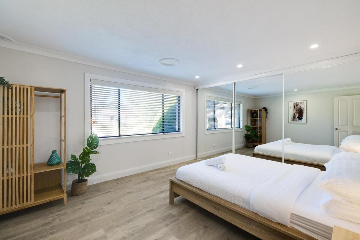 Spacious House With Pool - 5 Min Walk To *